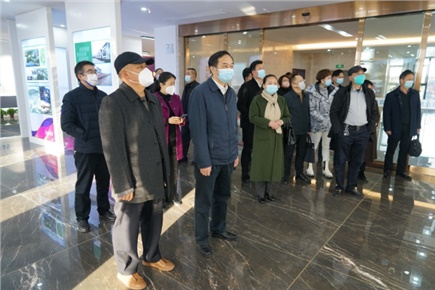 12月14日，張家界市政協(xié)黨組書(shū)記、主席歐陽(yáng)斌一行來(lái)到張家界高新區(qū)萬(wàn)眾實(shí)業(yè)集團(tuán)有限公司，宣講黨的二十大精神
