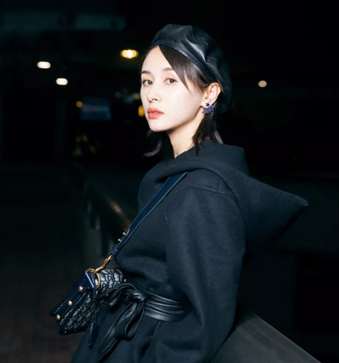 今年秋冬最chic！原來(lái)短發(fā)和帽子這么配?。? border=