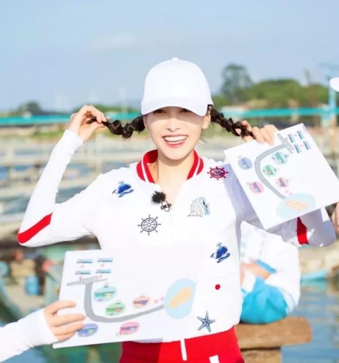 今年秋冬最chic！原來(lái)短發(fā)和帽子這么配?。? border=