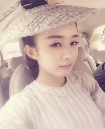 看看女星們花式戴草帽的帽子戲法！